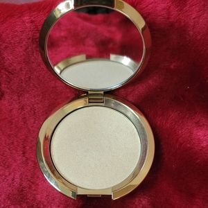 Becca Light Chaser Highlighter in Pearl Flashes Gold